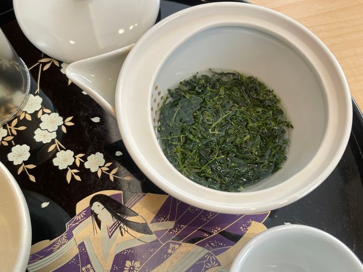 お湯の中でだんだんと開いていく茶葉