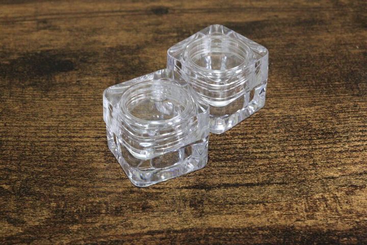 ダイソーのスクエア型のクリームケース