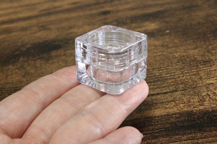 ダイソーの四角い詰め替え容器