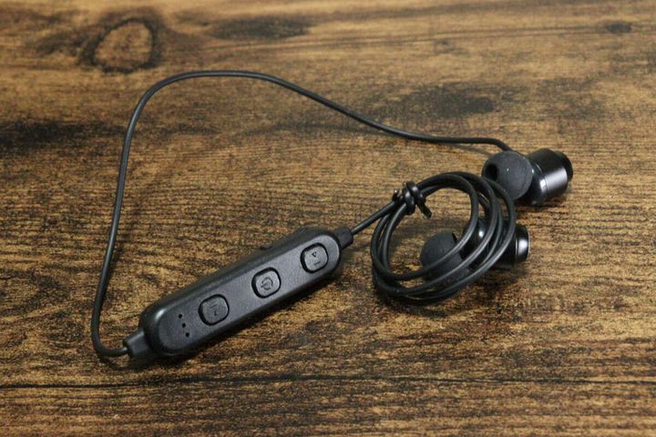 ダイソーのアルミニウムワイヤレスイヤホン（BT008、ブラック）のビジュアル