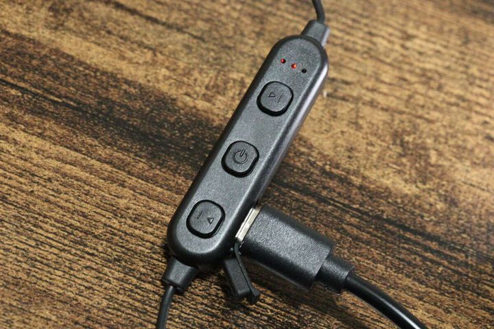 ダイソーのアルミニウムワイヤレスイヤホン（BT008、ブラック）を充電する