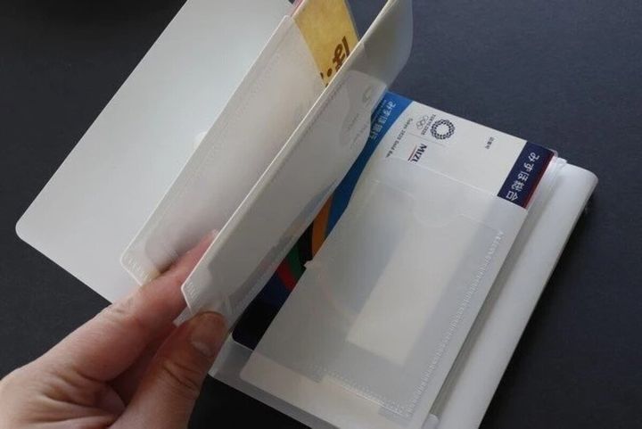 ダイソー 通帳ケース ジッパーポケット付 モノクロ 使用例