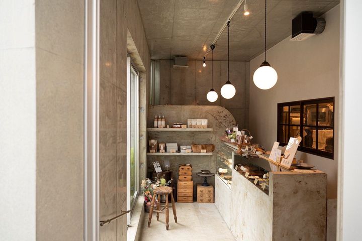 本店移転後、和洋折衷で仕立てられた店内。時を重ねたアンティークと静かな和の空気が心地よく調和する空間。