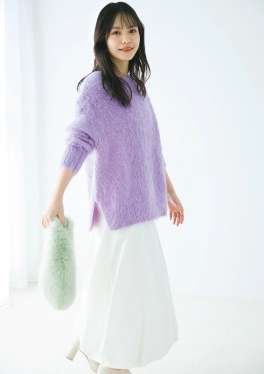 カラーニットを着た中川智尋さん