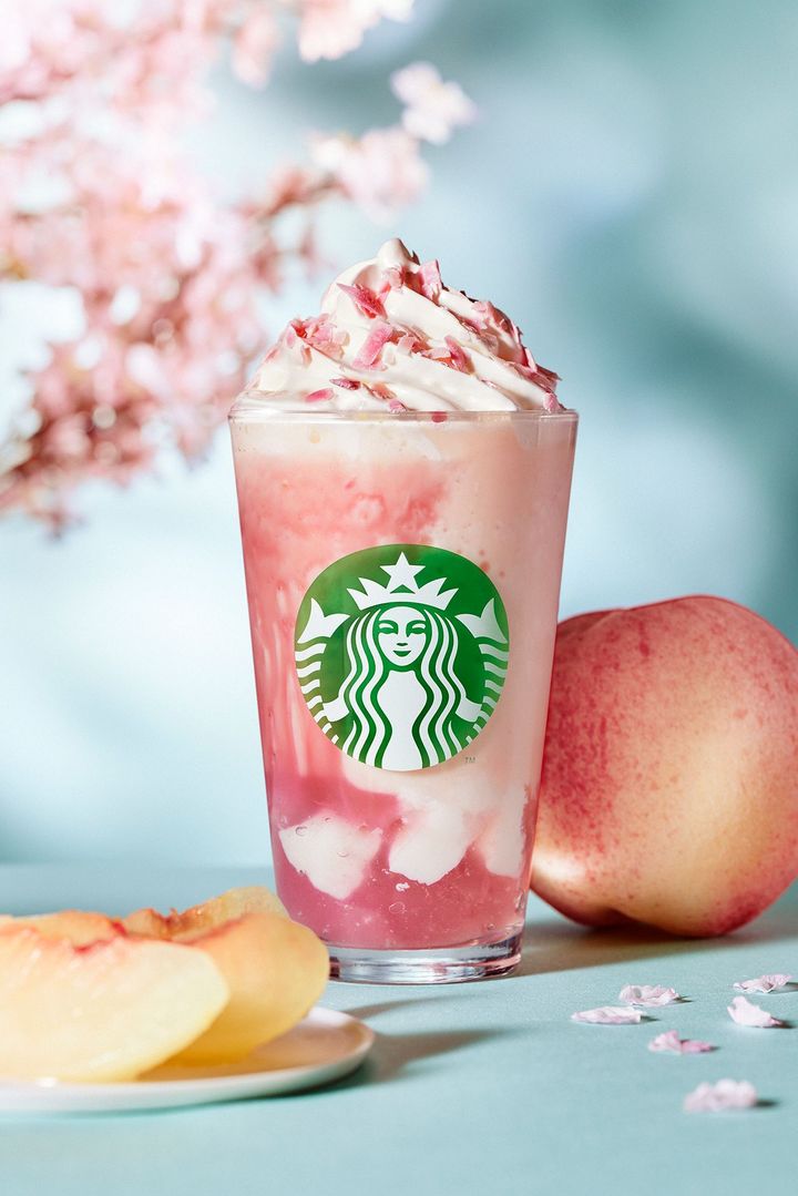 「桜 咲くよ 白桃 フラペチーノ®」Tallサイズのみ＜持ち帰りの場合＞ 687円 ＜店内利用の場合＞ 700円 ※桃果肉・果汁5%未満。うち、白桃の割合は99%