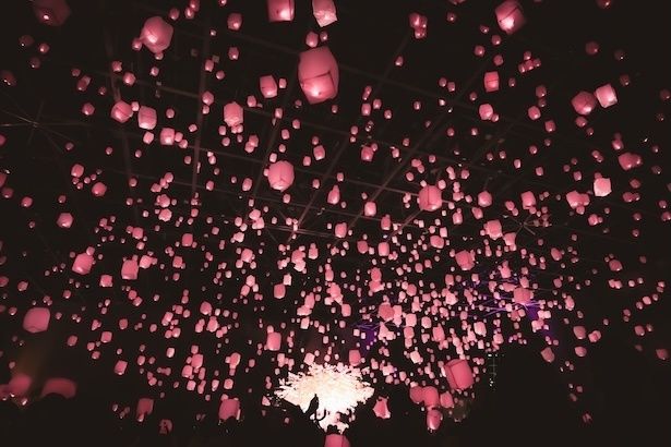 【写真】最大1500個のスカイランタンが一斉に浮かびあがる、幻想的なスカイランタンリリースは必見