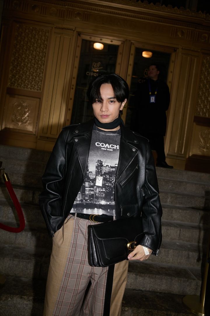中島健人、NYで魅せた洗練レザースタイル COACHショーに降り立ったクールな存在感