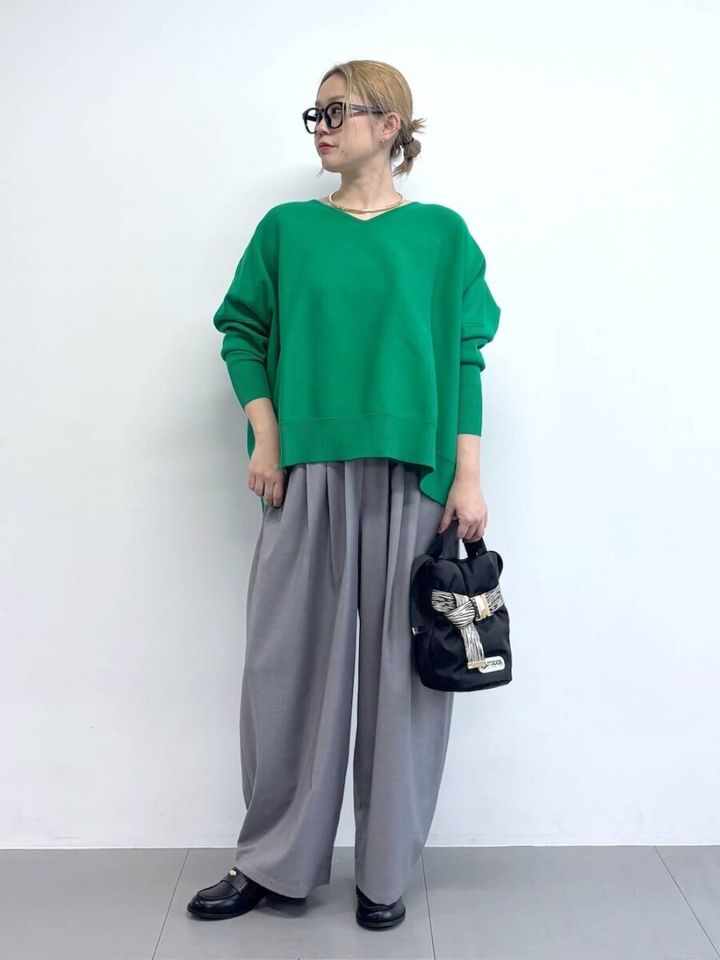 2026春大人女性おすすめキレイ色グリーンニットコーデ