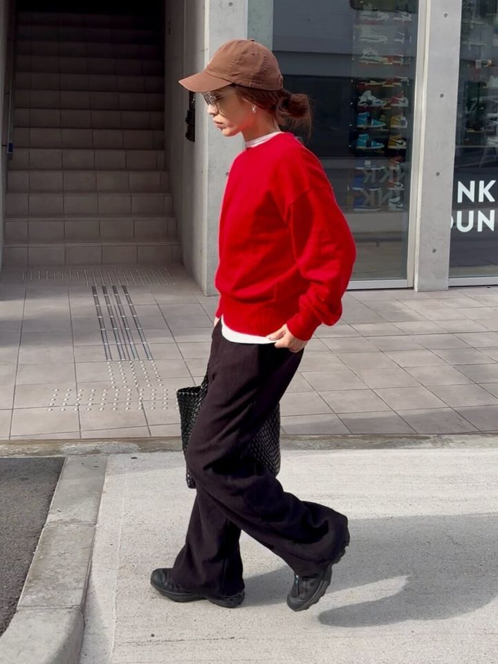 2026春大人女性おすすめキレイ色赤ニットコーデ