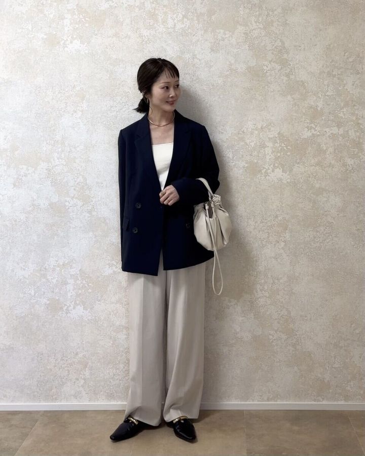 GUダブルブレストジャケットとベージュワイドパンツコーデ