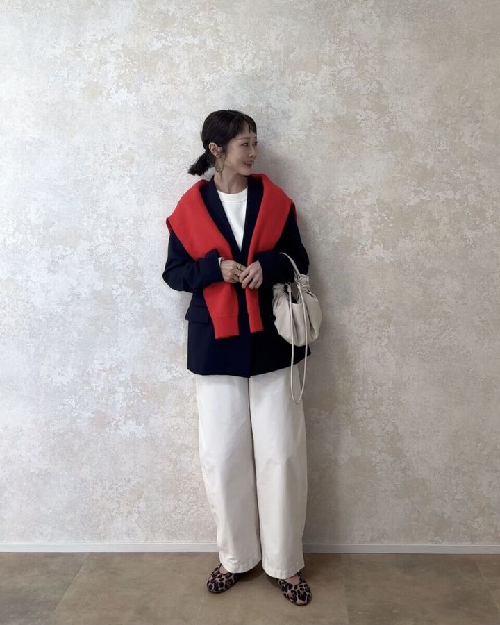 GUダブルブレストジャケットとホワイトワイドパンツコーデ