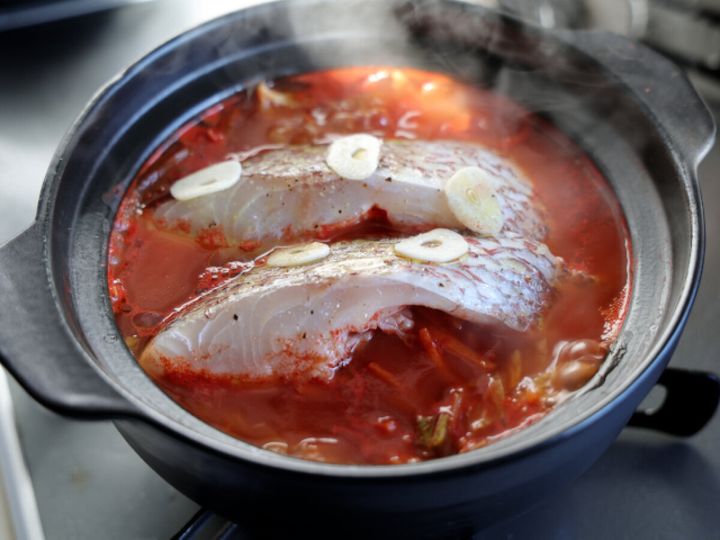 薄切りにしたにんにくも入れたら、蓋をして更に7～8分煮る