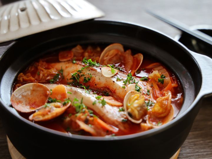 途中であさりを入れ、蓋が開き、鯛の切り身にも火が通ったら、出来上がり