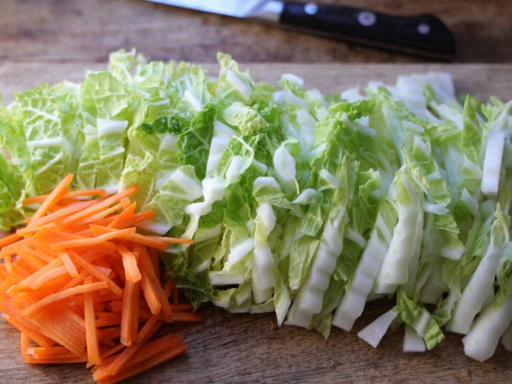 白菜は幅7～8mmほどの細切り、または千切りに、にんじんは3mm程度の千切りにする