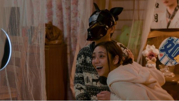 承認欲求を満たすためならなんでもするという妻に、嫌悪感は抱きながらも抗えなかった信治 [c]2026 #VIRAL PRODUCTION COMMITTEE