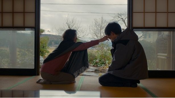 商店街に登場した謎の婦人が語る言葉は、本作の鍵にもなる [c]2026 #VIRAL PRODUCTION COMMITTEE