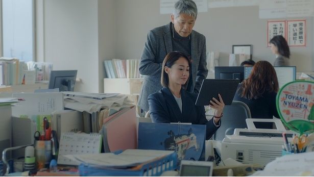 とある事情で地方紙に異動となった記者の福島美波を沢尻エリカが演じる [c]2026 #VIRAL PRODUCTION COMMITTEE