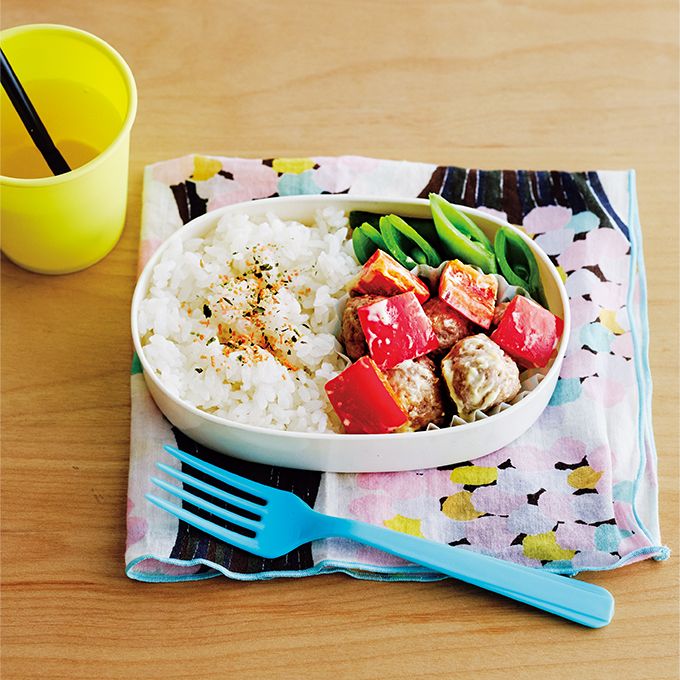【お弁当レシピ】トマトケチャップの甘味で子どもうけ抜群！「ミートボールとパプリカのマヨ炒め弁当」の画像1