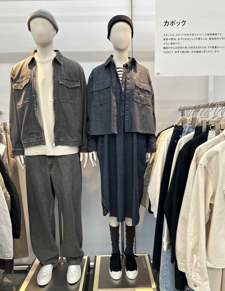 画像: 【無印良品】右：婦人 カポック混 ライトデニム 長袖シャツ¥4,990、婦人 カポック混 ライトデニム 長袖ワンピース¥6,990 www.muji.com