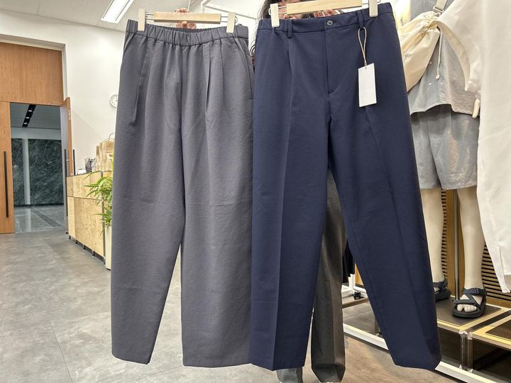 画像: 【無印良品】左：婦人 風を通す イージーパンツ(2026年4月中旬発売予定）¥3,990、右：婦人 風を通す ストレッチサッカーイージーテーパードパンツ（2026年3月上旬発売予定）¥3,990 www.muji.com