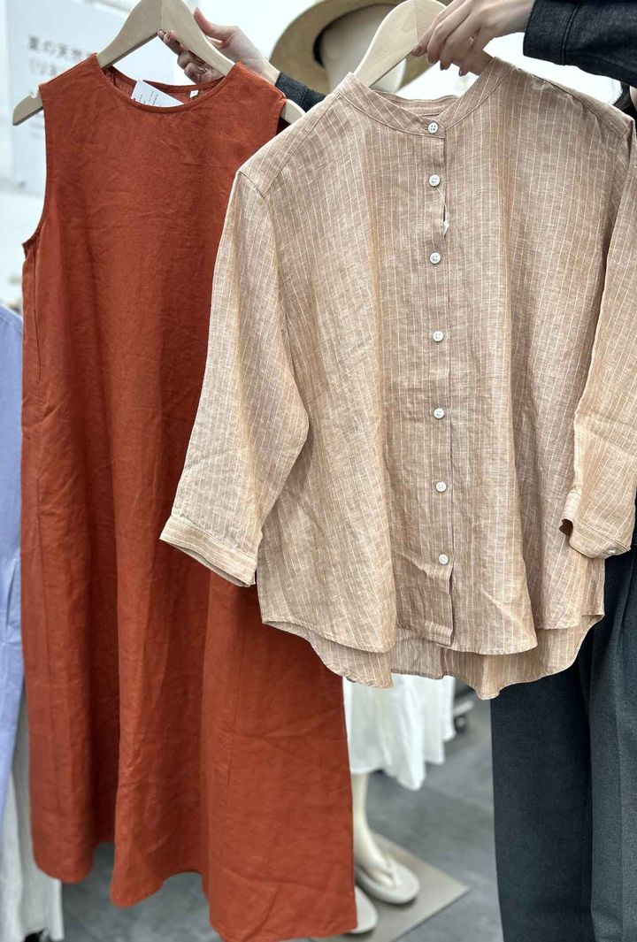 画像: 【無印良品】婦人 リネン 洗いざらし スリーブレスワンピース（2026年4月初旬発売予定）¥6,990、婦人 リネン 洗いざらし 七分袖ブラウス¥4,990 www.muji.com