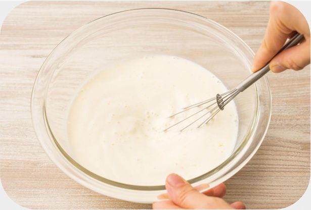 ボウルにAを入れてすり混ぜたら、Bを加え混ぜる （C）ぼく／KADOKAWA