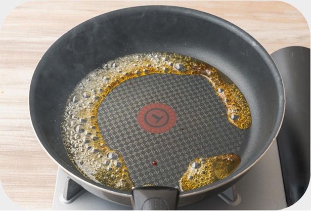 フライパンにCを入れて中火で加熱する （C）ぼく／KADOKAWA