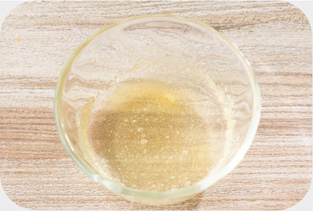 粉ゼラチンを水でふやかしておく （C）ぼく／KADOKAWA