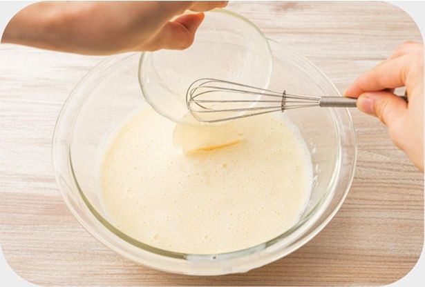 液が熱いうちに、ふやかしておいたゼラチンを加え混る （C）ぼく／KADOKAWA