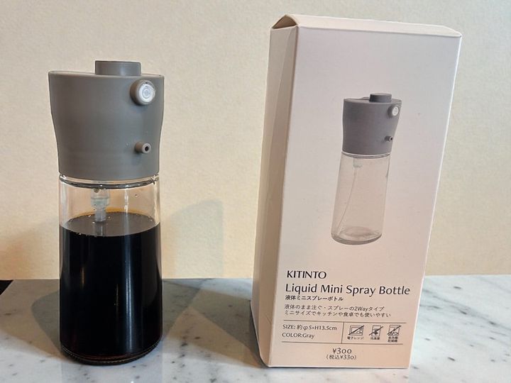 スリーコインズで話題の「《2WAY》液体ミニスプレーボトル」を家事アドバイザーが解説！ スプレーと直注ぎを指一本で切替。しょうゆの減塩や油の節約に最適で、健康的な暮らしをサポートしてくれます。