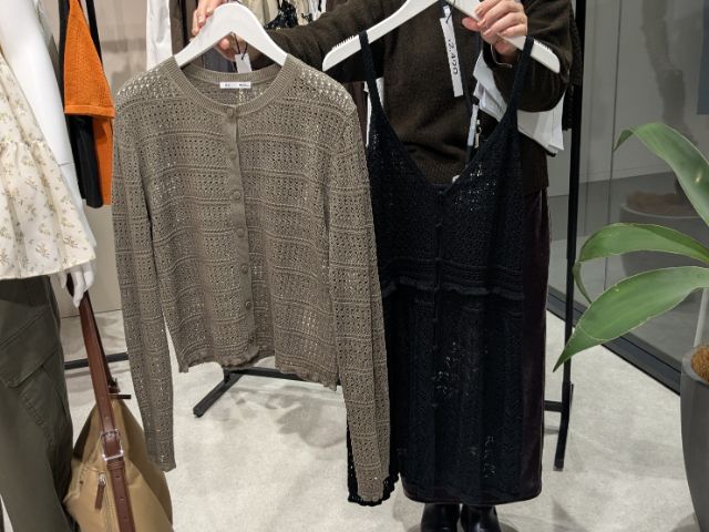 透かし編みカーディガンと透かし編みニットキャミソールチュニック
