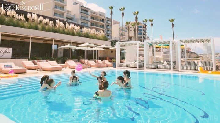 【写真・画像】「目のやり場に困る」抜群スタイルの美女5人組、水着姿で飛び跳ね大はしゃぎ！ イケメンたちとのプールパーティに「なんじゃこの集まり！」 3枚目