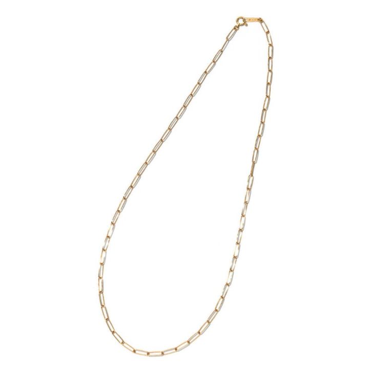 ひとつでも重ねても決まるスクエアな形のチェーン。ネックレス5万5000円、縦長のスモーキークォーツがモダン。（４℃ オムプラス／エフ・ディ・シィ・プロダクツ）