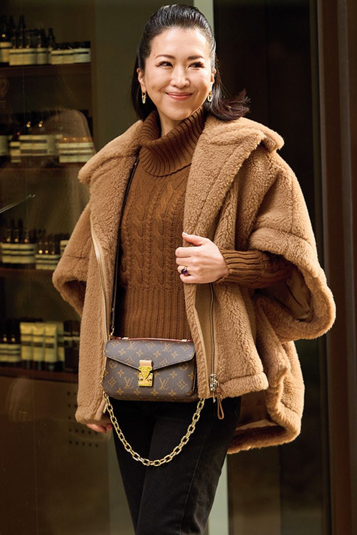「タイトなブラックのボトムスには、ボリュームのある『マックスマーラ』のテディでメリハリを。バッグは『ヴィトン』を斜めがけにしてブラウンのグラデーションにしました」