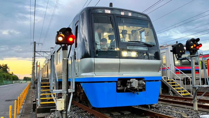 「母親代わり」のぬいぐるみを肌身離さず抱っこする姿が、連日、テレビやSNSで大きな話題となっている市川市動植物園（千葉県）のニホンザル、パンチくん。