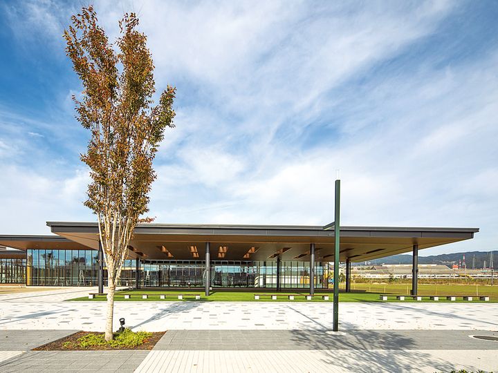 photo：公園の西エリアにある「パークセンター」。館内には、公園のインフォメーションや交流・休憩スペース、市民活動拠点、子どもの遊び施設などが入居。ダンス教室やワークショップなど、さまざまなイベントも開催されています