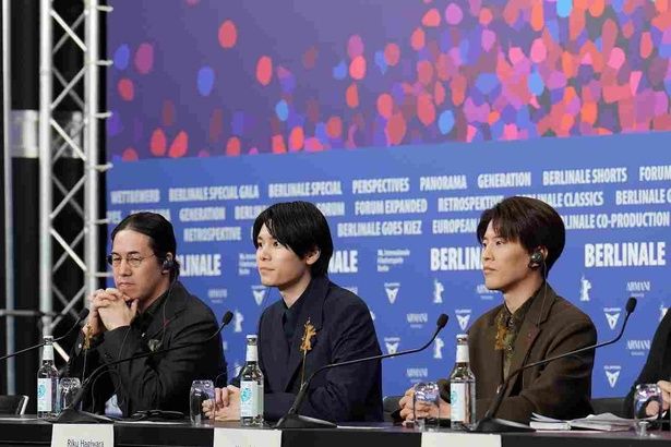 記者会見に登壇し、海外の記者からの質問に答えた3人 [c]2025 A NEW DAWN Film Partners