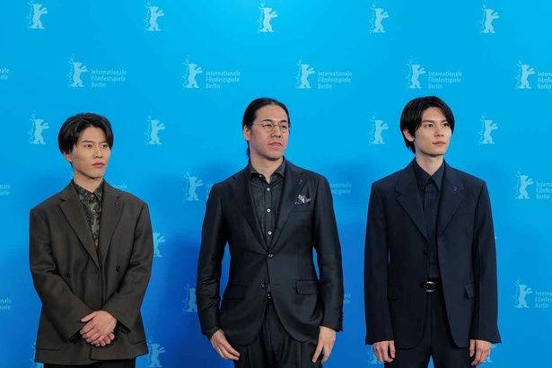 フォトコールでの3人 [c]2025 A NEW DAWN Film Partners