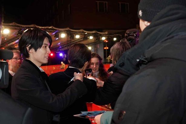 【写真を見る】ベルリン国際映画祭で現地の観客にファンサービスをする萩原利久 [c]2025 A NEW DAWN Film Partners