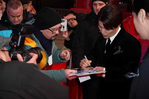 ファンサービスをする入野自由 [c]2025 A NEW DAWN Film Partners