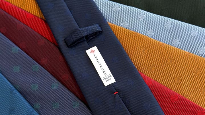 かつてはアパレルブランドの黒衣（くろこ）として、ネクタイを黙々と縫い続けてきた岡山県津山市の縫製業者、笏本（しゃくもと）縫製。三代目の笏本達宏さん（39）は、家業を「ただ待つだけの受託製造」から、自らのブランドで勝負する「選ばれる工場」へと変貌させました。