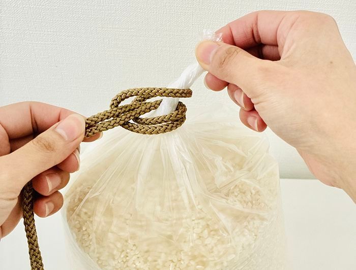 袋の口が短くて結びにくい…そんな時は『紐1本』あれば解決！手品みたいな方法でちゃんと口が結べるんです♪