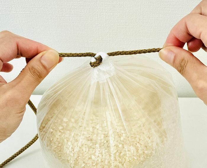 袋の口が短くて結びにくい…そんな時は『紐1本』あれば解決！手品みたいな方法でちゃんと口が結べるんです♪