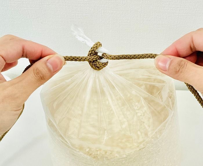 袋の口が短くて結びにくい…そんな時は『紐1本』あれば解決！手品みたいな方法でちゃんと口が結べるんです♪