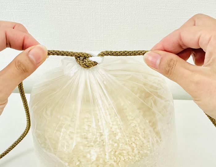 袋の口が短くて結びにくい…そんな時は『紐1本』あれば解決！手品みたいな方法でちゃんと口が結べるんです♪