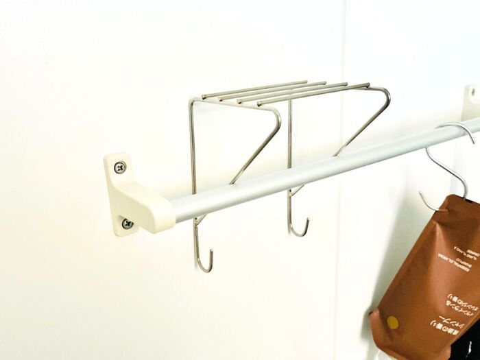 【セリア】フックで引っ掛けるモノではありません。設置してみたら…収納力が爆上がりするグッズでした♪
