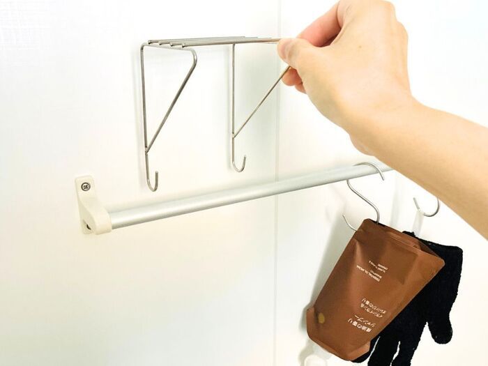 【セリア】フックで引っ掛けるモノではありません。設置してみたら…収納力が爆上がりするグッズでした♪