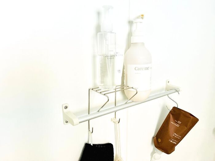 【セリア】フックで引っ掛けるモノではありません。設置してみたら…収納力が爆上がりするグッズでした♪