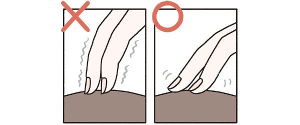 指の腹を使って優しく