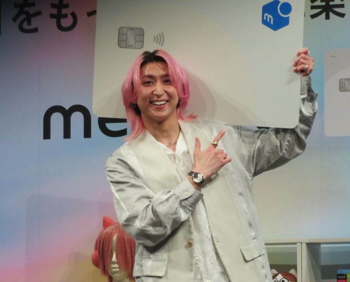 Snow Manの佐久間大介さん（33）が19日、東京都内で行われたクレジットカード、メルカードの新CM発表会に出席しました。佐久間さんが出演する新CMは20日からオンエアされますが、先行的にメルカリの公式YouTubeチャンネルでCMが公開されています。